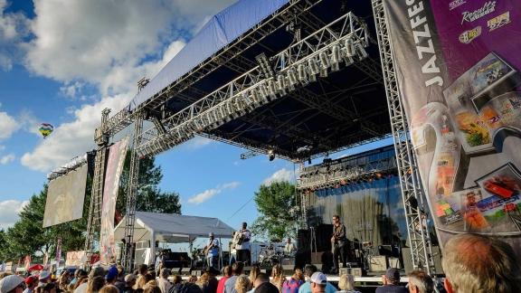 Musikbühne mit Publikum beim JazzFest