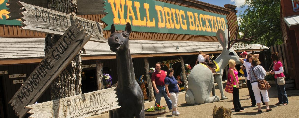 Clienti al Wall Drug Backyard