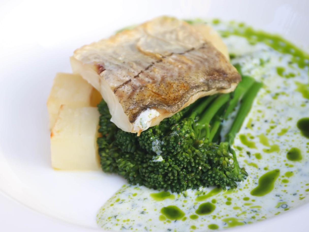 Steamed fish with broccoli