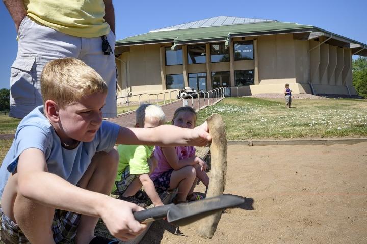 kids digging