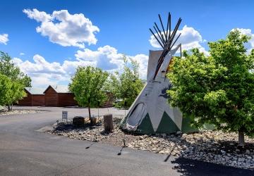 Frontier Cabins Motel, Wall