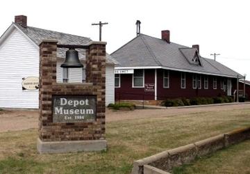 Depot Museum / Harvey Dunn School, De Smet