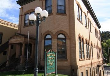 Town Hall Inn front view.