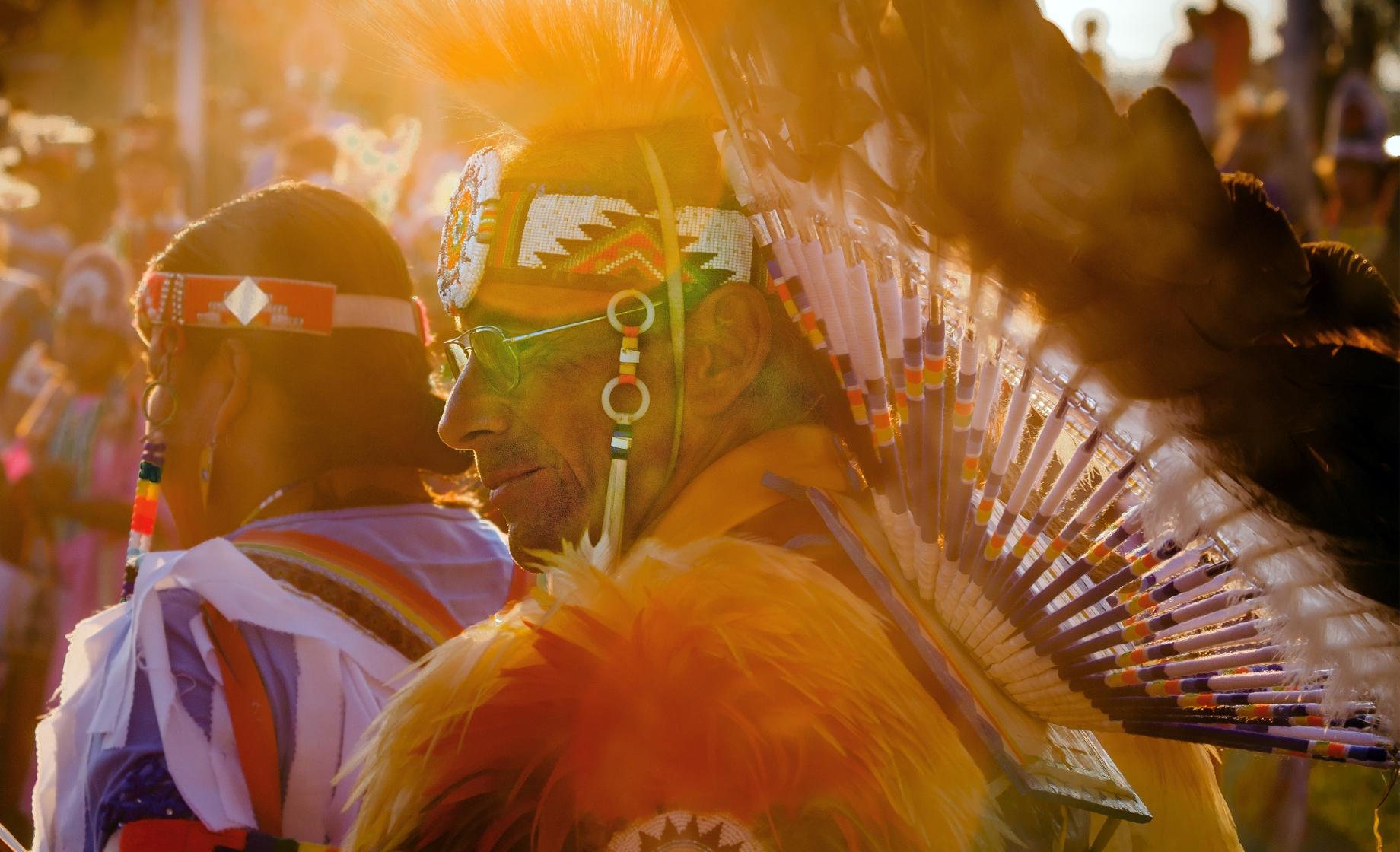 Amérindien portant une coiffe à plumes