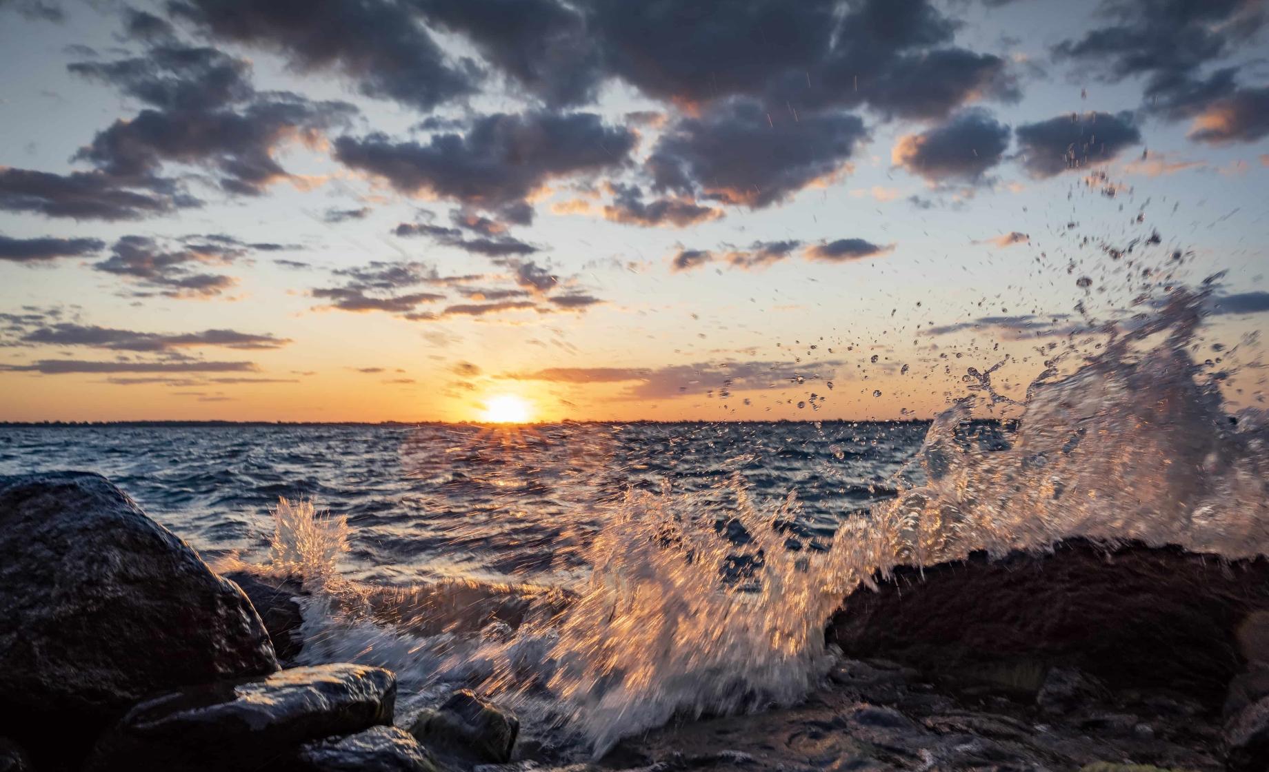 Waves crashing at Lake Kampeska