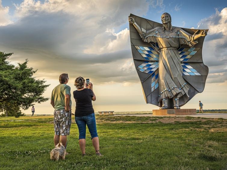 Dignity Statue, Chamberlain