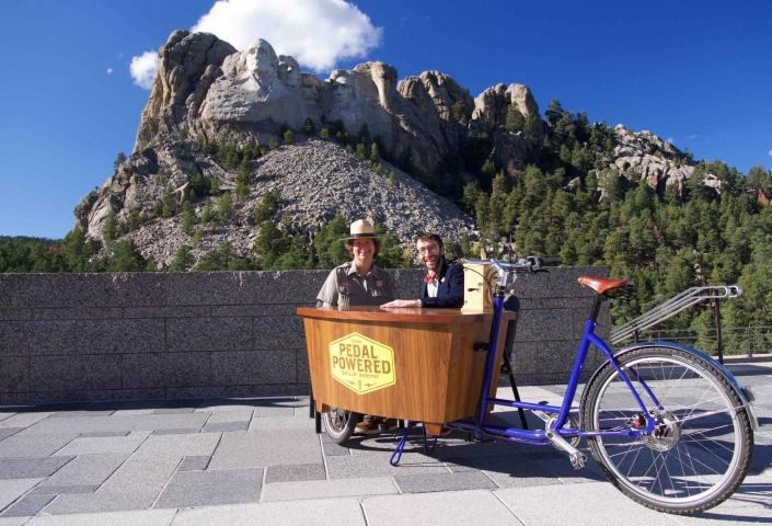 Talking to a ranger at Mount Rushmore