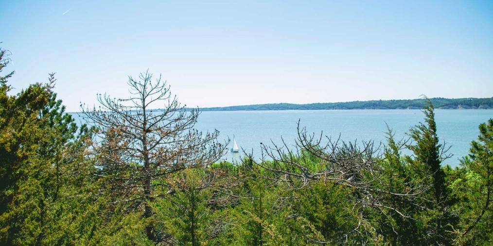 Lewis & Clark hiking trail overlooking water