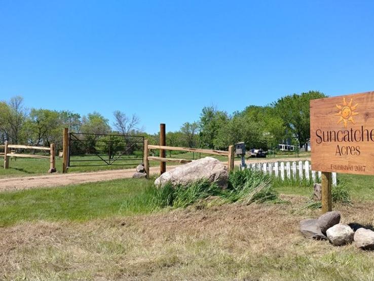 Suncatcher Acres, Fedora