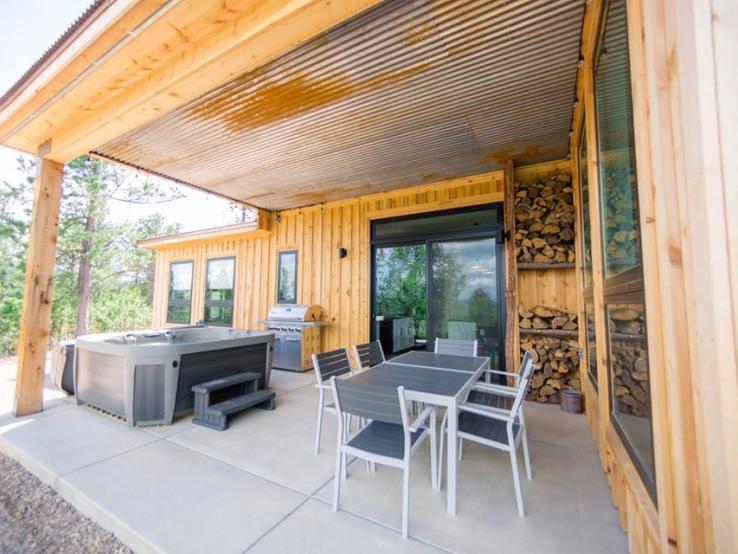 Sheep Hill Chalet, Lead