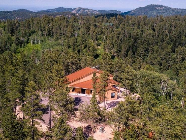 Sheep Hill Chalet, Lead