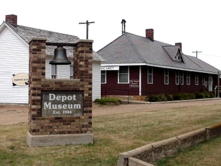 Depot Museum / Harvey Dunn School, De Smet