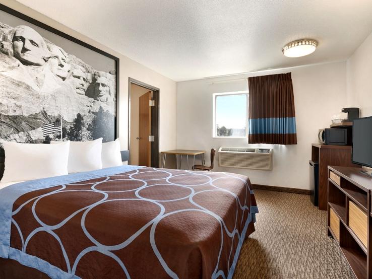 Super 8, Custer