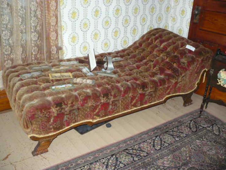 Fainting couch