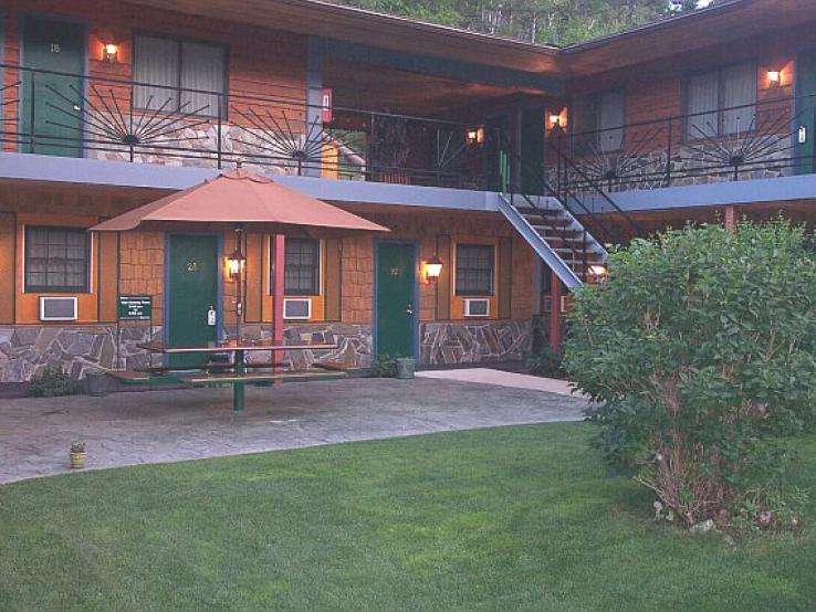 Cedar Wood Inn
