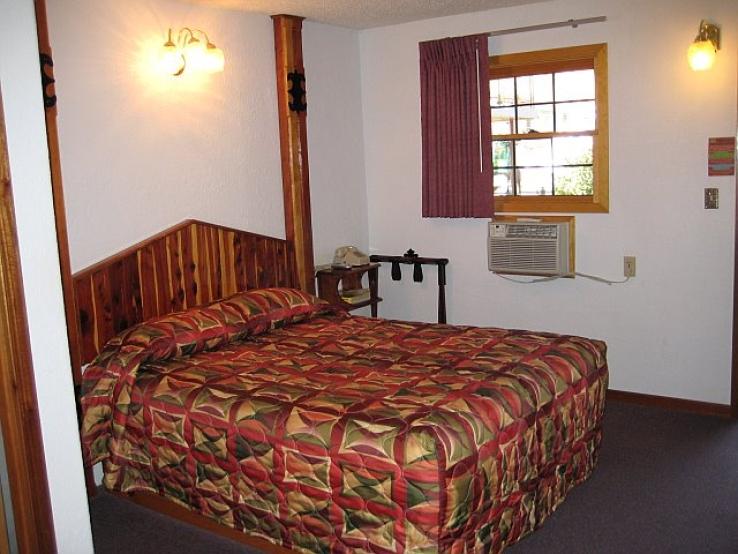 Cedar Wood Inn