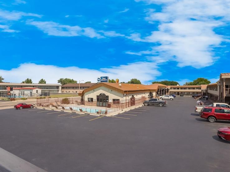 Best Western Plains Motel, Wall