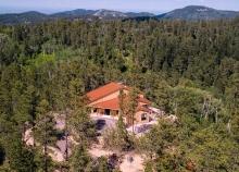 Sheep Hill Chalet, Lead