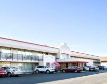 Econo Lodge, Wall
