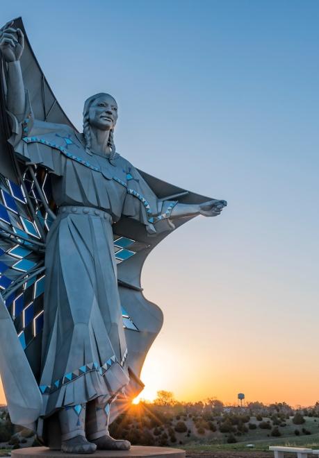 Dignity : Statue amérindienne de la terre et du ciel 