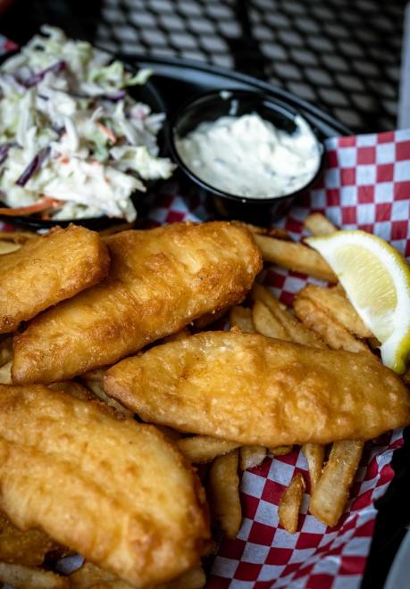 Fried fish with coleslaw and a lemon slice