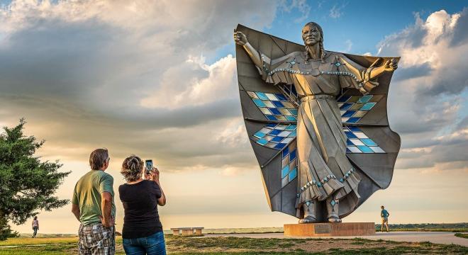 Dignity statue, Chamberlain